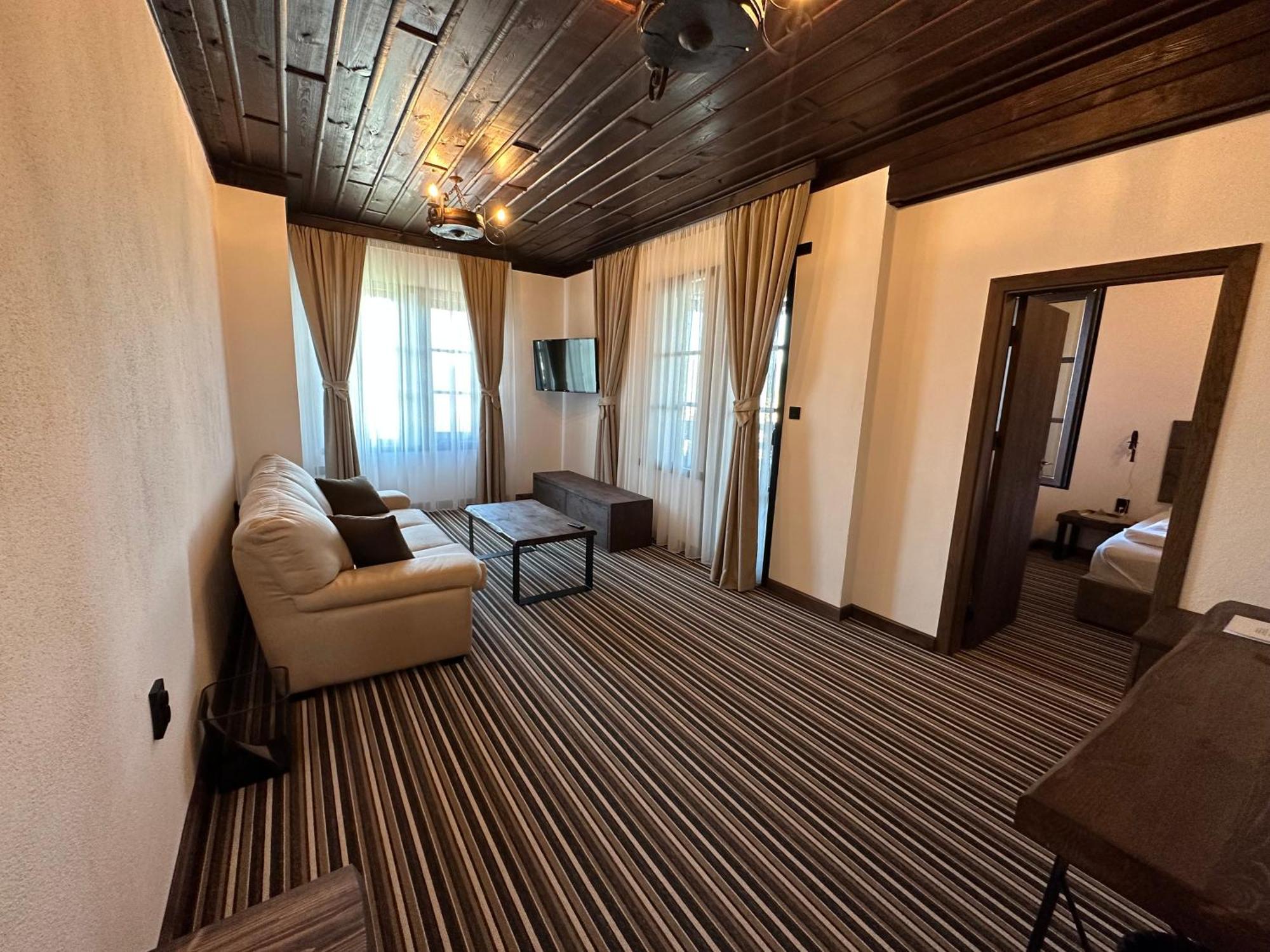 Hotel Leshten Luaran gambar