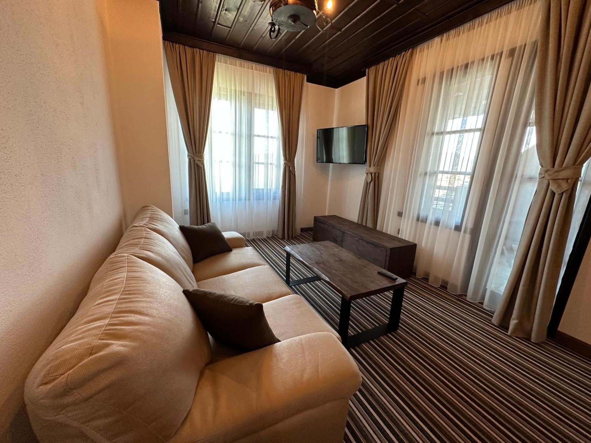 Hotel Leshten Luaran gambar